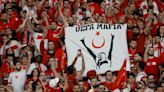 Los hinchas turcos desafían a la UEFA exhibiendo el 'saludo del lobo'