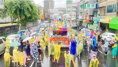 大雨不減熱情！豐原慈濟宮真人藝閣登場 民眾搶拍 - 寶島