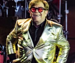 Elton John surprend ses fans en vendant ses vêtements en ligne