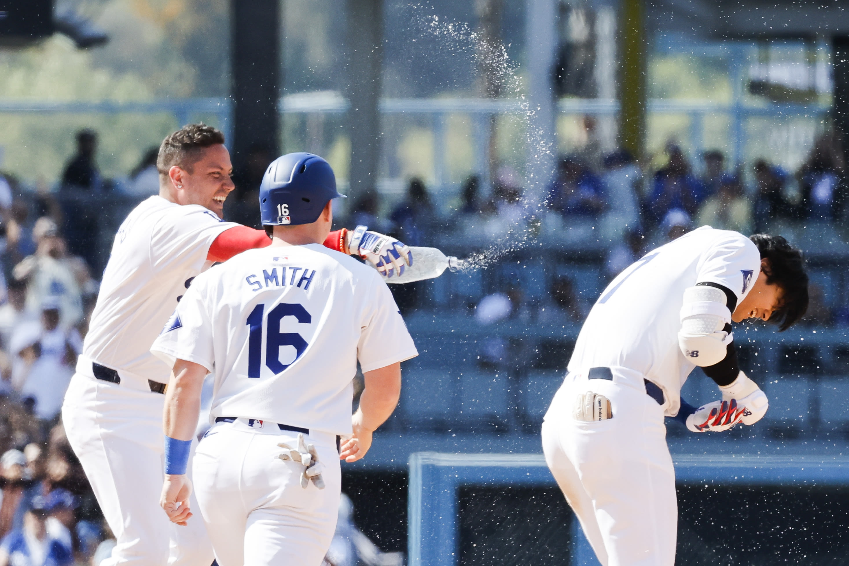 Shohei Ohtani gets winning hit in Dodgers' walk-off victory