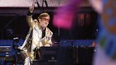 Un Banksy, un 'pinball', un Bentley... los tesoros de Elton John arrasan en subasta