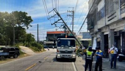 垃圾車轉彎疑未注意 自撞電線桿竄火舌