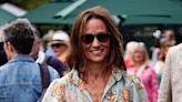 En l'absence de Kate Middleton, sa soeur Pippa se fait remarquer à Wimbledon en combinaison fleurie bohème