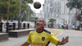 Un hombre juega fútbol con una piedra de seis kilos para ver a Ecuador en Cali