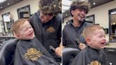 Un bebé se tentó, contagió a todos con su risa y el peluquero no pudo continuar con el corte de pelo