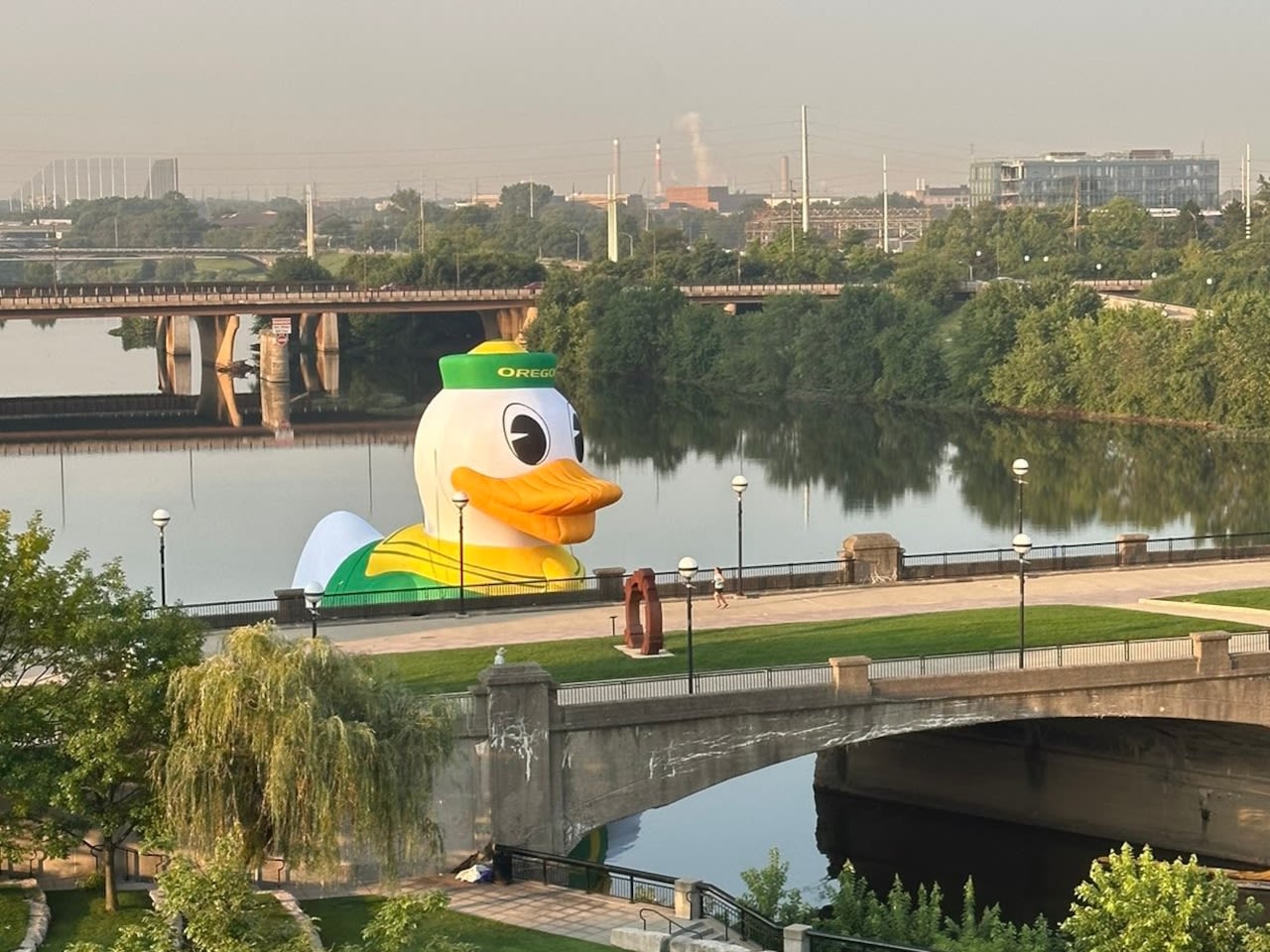 Oregon arrives in Big Ten country, sends giant, inflatable duck down river