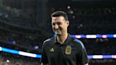 El beso en la boca no consentido que recibió el técnico de Argentina en media celebración