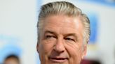 'Rust': Alec Baldwin vai a julgamento por homicídio culposo por tiro que matou diretora em set de filme