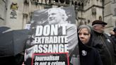 Un tribunal británico frena la extradición de Assange y reclama a Estados Unidos más garantías de que tendrá un juicio justo