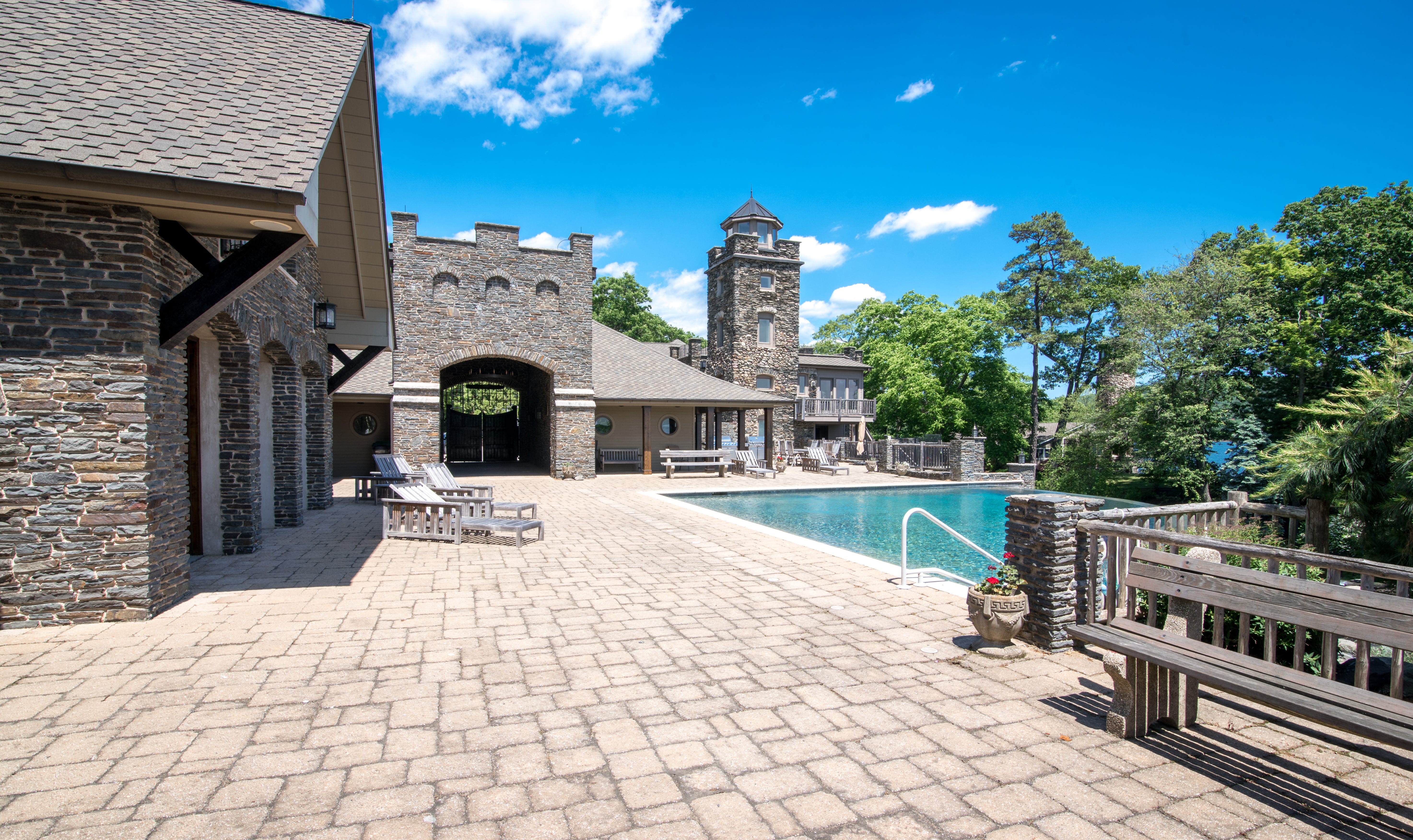 Derek Jeter's Greenwood Lake mansion is under contract. Here's what new owners will enjoy