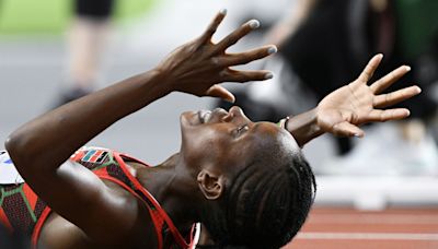 Faith Kipyegon avisa antes de los Juegos con un nuevo récord del mundo de los 1.500