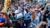 Hinchas argentinos vuelven a tomar Times Square en un nuevo “banderazo”