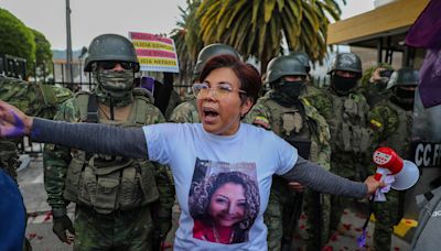 Familiares conmemoran el segundo aniversario de feminicidio en recinto policial de Ecuador