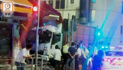 荃灣貨車撞欄復剷上行人路撼生果舖 司機涉偷車及危駕被捕