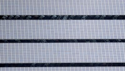 US solar installations hit quarterly record, making up 75% of new power added, report says