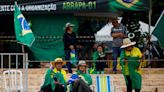 À espera de golpe contra Lula, acampamento bolsonarista em Brasília se mantém e incomoda transição