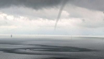 Se registra fenómeno natural conocido como ‘la culebra de agua’ en el Lago de Chapala