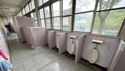 離譜！幼兒園廁所設在走廊長達7年 桃議員陳治文會勘傻眼