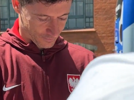 Lewandowski firma autógrafos y consuela a un lloroso aficionado