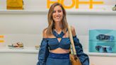 Los detalles del moderno look de Ana Boyer con un 'cropped top' y zapatillas