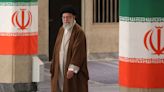 El líder supremo de Irán encabezó el acto de conmemoración por la muerte del ex presidente Ebrahim Raisi