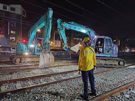 台鐵中壢臨時前站啟用 動員900人連夜完成路線切換工程