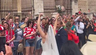 "Doblemente, fue el mejor día de nuestras vidas": los novios jaleados en Sevilla por la afición del Athletic ya están en Bilbao