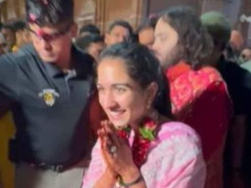 Newlyweds Anant Ambani & Radhika Merchant Reach Jamnagar, Welcomed With Petal Shower, Aarti | Watch - News18