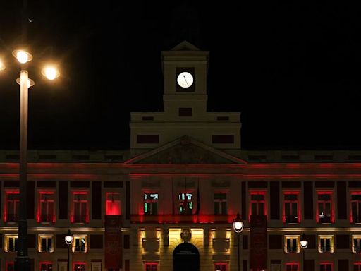 La Comunidad de Madrid ilumina la Real Casa de Correos con la bandera de España por la victoria en la Eurocopa