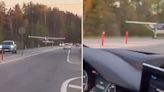 Espectacular video: una avioneta aterriza de emergencia en una autopista colmada de autos