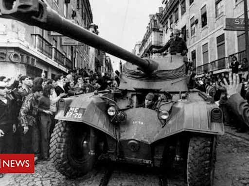 Revolução dos Cravos: 25 de abril de 1974, o dia em que os militares deram um golpe para entregar a democracia ao povo português