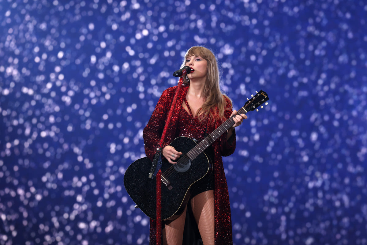 Fans Praise Taylor Swift's 'Pure' Moment With Fan Getting '22' Hat