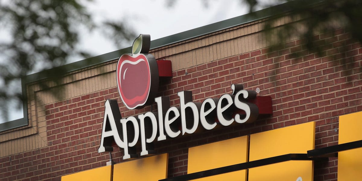 'Why would you eat a $10 burger out of a paper bag in your car?' Applebee's throws shade at fast food chains as it touts deals