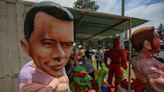 Políticos, futbolistas, el hombre araña y otros... a la 'hoguera' en Ecuador