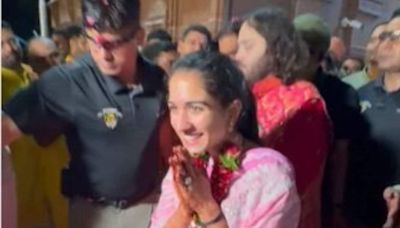 Newlyweds Anant Ambani & Radhika Merchant Reach Jamnagar, Welcomed With Petal Shower, Aarti | Watch - News18