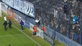 El fútbol argentino tuvo una vuelta accidentada: hinchas de Independiente Rivadavia invadieron el campo de juego y demoraron el segundo tiempo