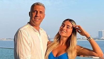 El video de Hernán Crespo y su novia Antonella Silguero en una playa paradisíaca: microbikini bicolor y short a rayas