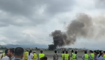 Video: un avión se estrelló en Nepal que dejó al menos cinco muertos cuando intentaba despegar