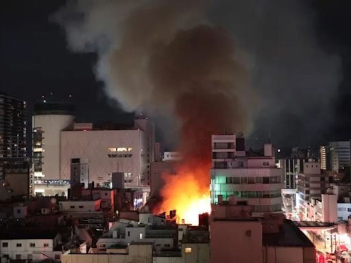 台南塑膠工廠大火 消防隊出動機器人滅火