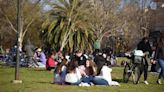 Otra jornada a pleno sol con plazas llenas en La Plata - Diario Hoy En la noticia