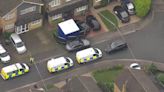 Buscan a un hombre armado con una ballesta acusado de matar a la mujer y dos hijas de un presentador de la BBC en Londres