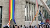 Rompen banderas LGBTIQ+ en oficinas del Infonavit
