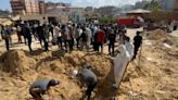 Decenas de cuerpos exhumados en hospital de Gaza, donde Israel promete aumentar su presión
