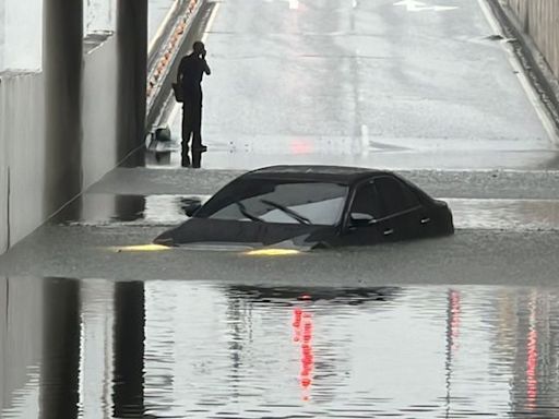 泡水車慘照曝光！暴雨狂灌多處淹水 苗栗車闖地下道毀了｜壹蘋新聞網