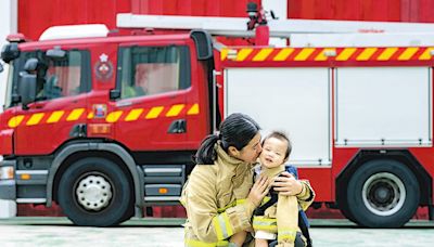 【Emily】消防救護媽媽親子圖吸讚逾萬 特首製花束「感謝兩位偉大母親」