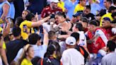 Protagonizan fuerte pelea jugadores uruguayos y fans colombianos