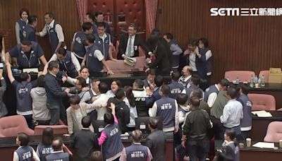 立法院嚴重肢體衝突！鍾佳濱衝上主席台摔倒在地 眾藍委圍住還勒脖