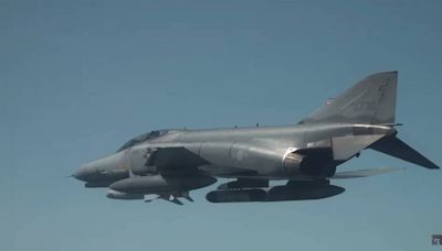 服役55年將除役 韓空軍F-4E戰機完成最終回對地射擊訓練 - 自由軍武頻道