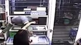 Video: una empleada de un kiosco se defendió a las piñas de un ladrón que intentó robarle