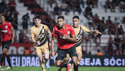 Atlético-GO 1 x 2 Athletico-PR - Furacão misto vira em Goiânia com Mancini vendo de camarote